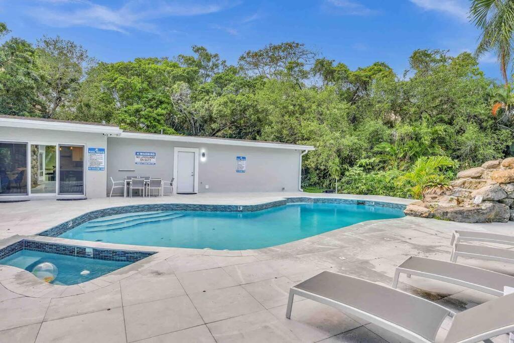 Rare Hidden Getaway Heated Pool 1.5 Acres! Sleeps 16 Fort Lauderdale Exterior foto