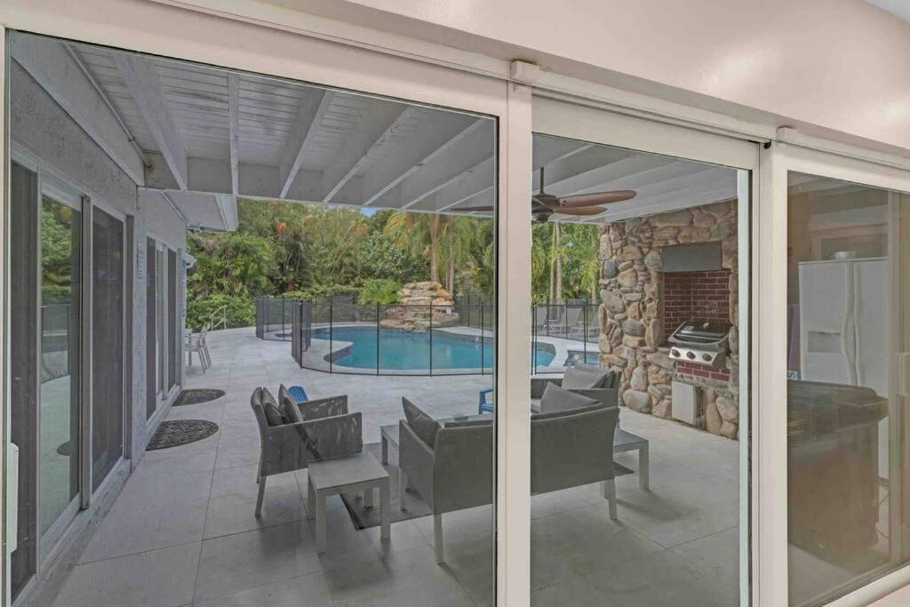 Rare Hidden Getaway Heated Pool 1.5 Acres! Sleeps 16 Fort Lauderdale Exterior foto