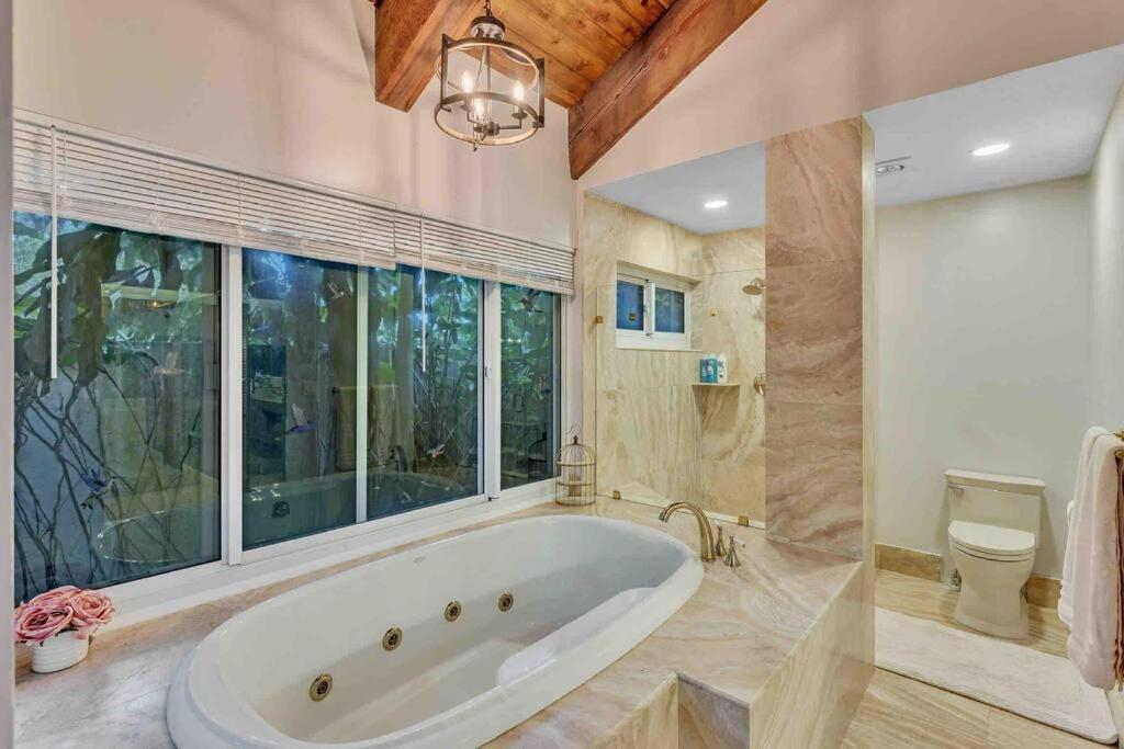 Rare Hidden Getaway Heated Pool 1.5 Acres! Sleeps 16 Fort Lauderdale Exterior foto