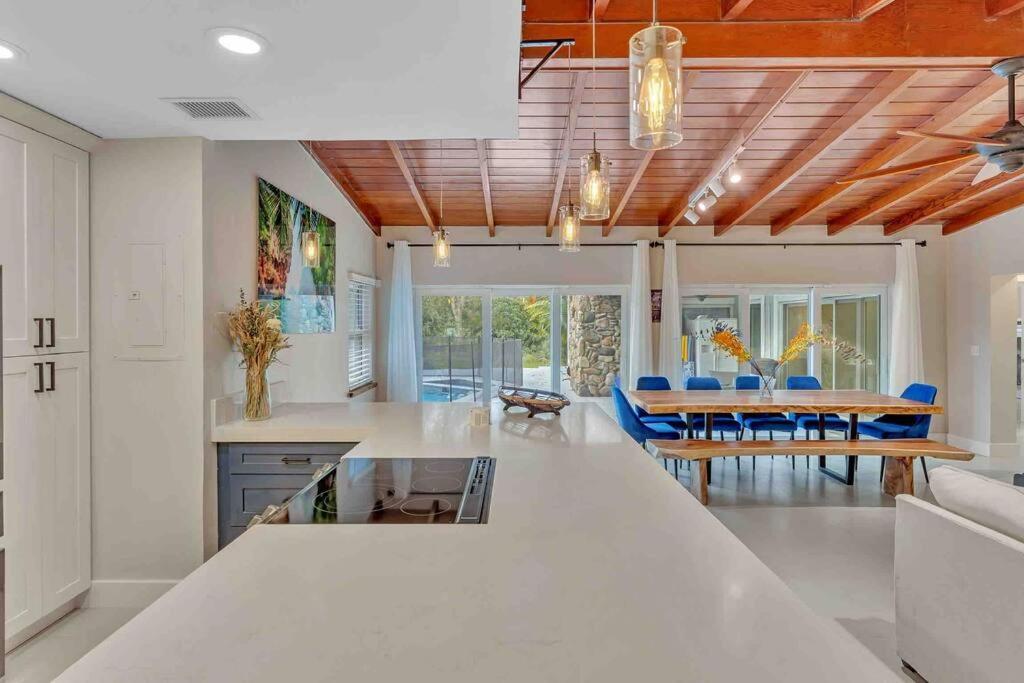 Rare Hidden Getaway Heated Pool 1.5 Acres! Sleeps 16 Fort Lauderdale Exterior foto