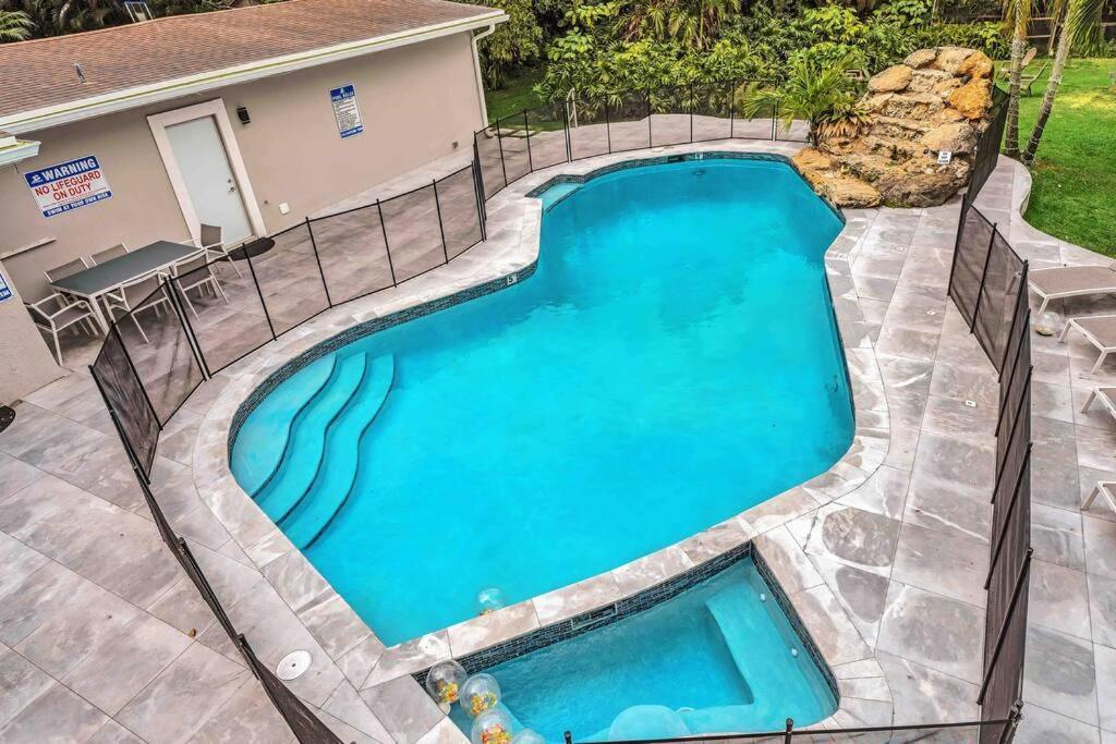 Rare Hidden Getaway Heated Pool 1.5 Acres! Sleeps 16 Fort Lauderdale Exterior foto