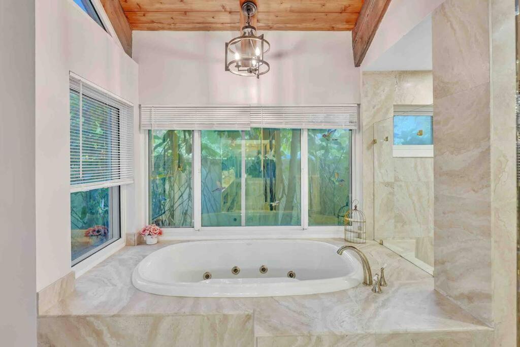 Rare Hidden Getaway Heated Pool 1.5 Acres! Sleeps 16 Fort Lauderdale Exterior foto
